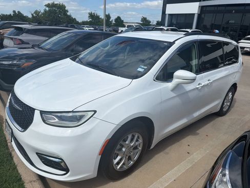 Used 2022 Chrysler Pacifica Touring-L FWD image 1