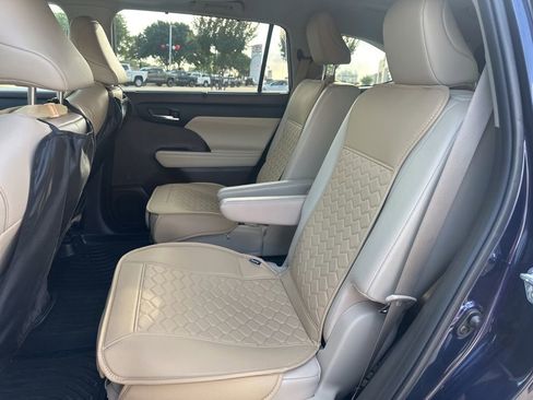 Used 2021 Toyota Highlander XLE FWD image 4