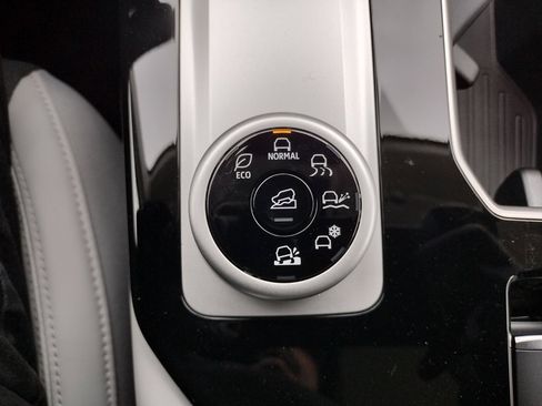 New 2025 Mitsubishi Outlander SE image 24