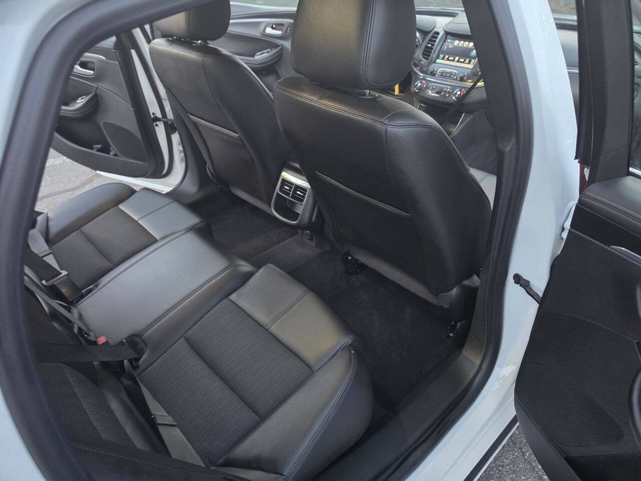 Used 2016 Chevrolet Impala LT FWD image 37