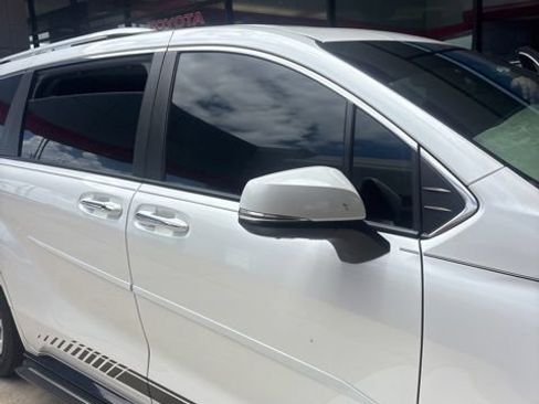 Used 2024 Toyota Sienna Platinum FWD image 4