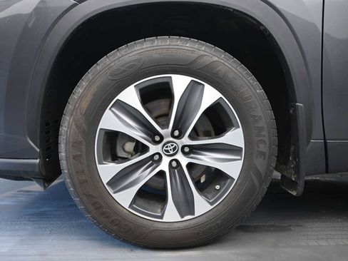 Used 2024 Toyota Highlander XLE image 11