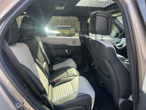 Used 2024 Land Rover Discovery Metropolitan Edition image 13