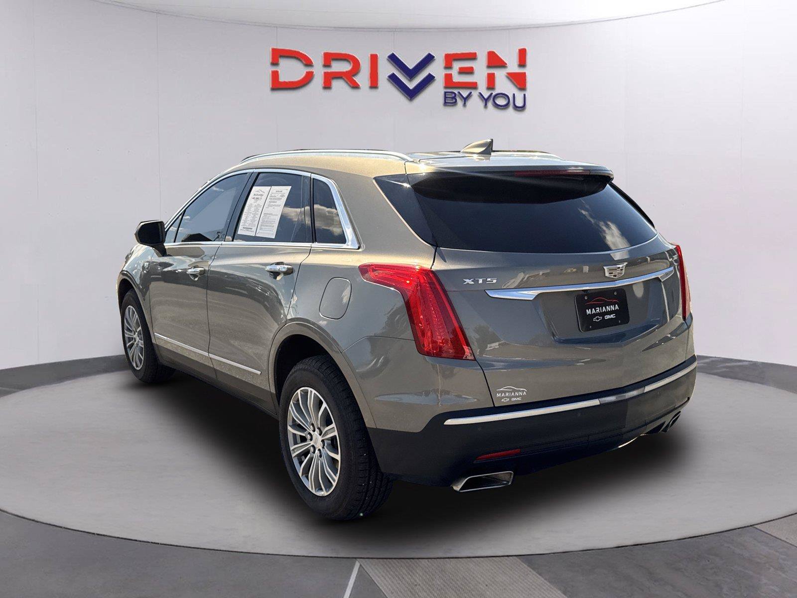 Used 2017 Cadillac XT5 Luxury w/ Driver Awareness Package FWD image 6