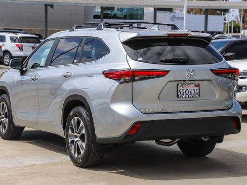 Used 2023 Toyota Highlander XLE FWD image 8