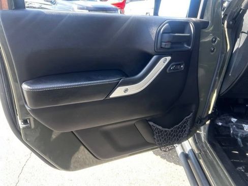 Used 2016 Jeep Wrangler Unlimited Rubicon AWD/4WD image 12