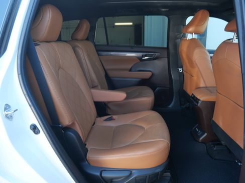 Used 2021 Toyota Highlander Platinum image 11