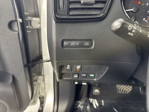 Used 2017 Nissan Rogue SV AWD/4WD image 14