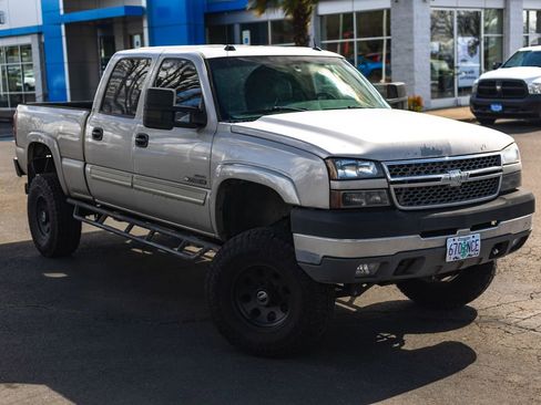 Used 2005 Chevrolet Silverado 2500 LT w/ Heavy-Duty Power Package image 2