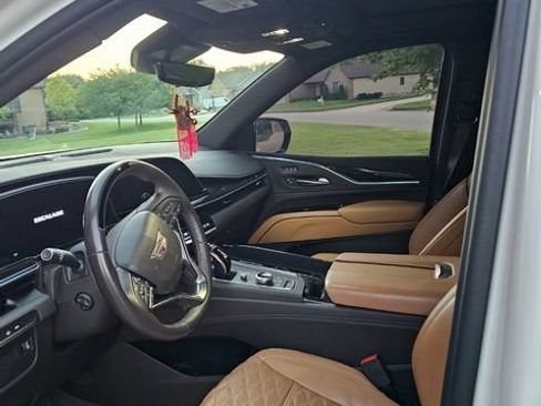 Used 2022 Cadillac Escalade ESV Premium Luxury AWD/4WD image 7