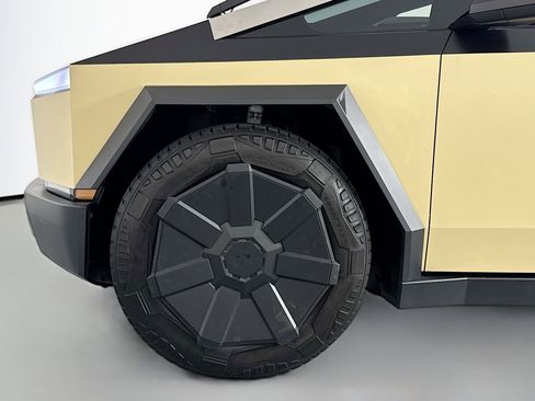 Used 2024 Tesla Cybertruck AWD Crew Cab image 10