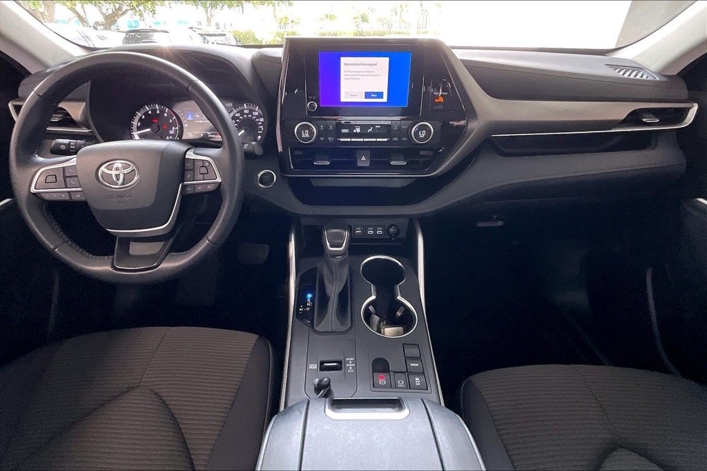 Used 2025 Toyota Highlander LE FWD image 6