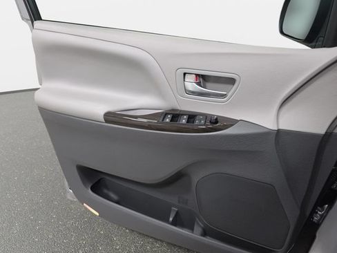 Used 2015 Toyota Sienna XLE w/ XLE Navigation Package AWD/4WD image 27