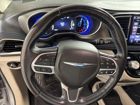 Used 2021 Chrysler Pacifica Touring-L FWD image 28