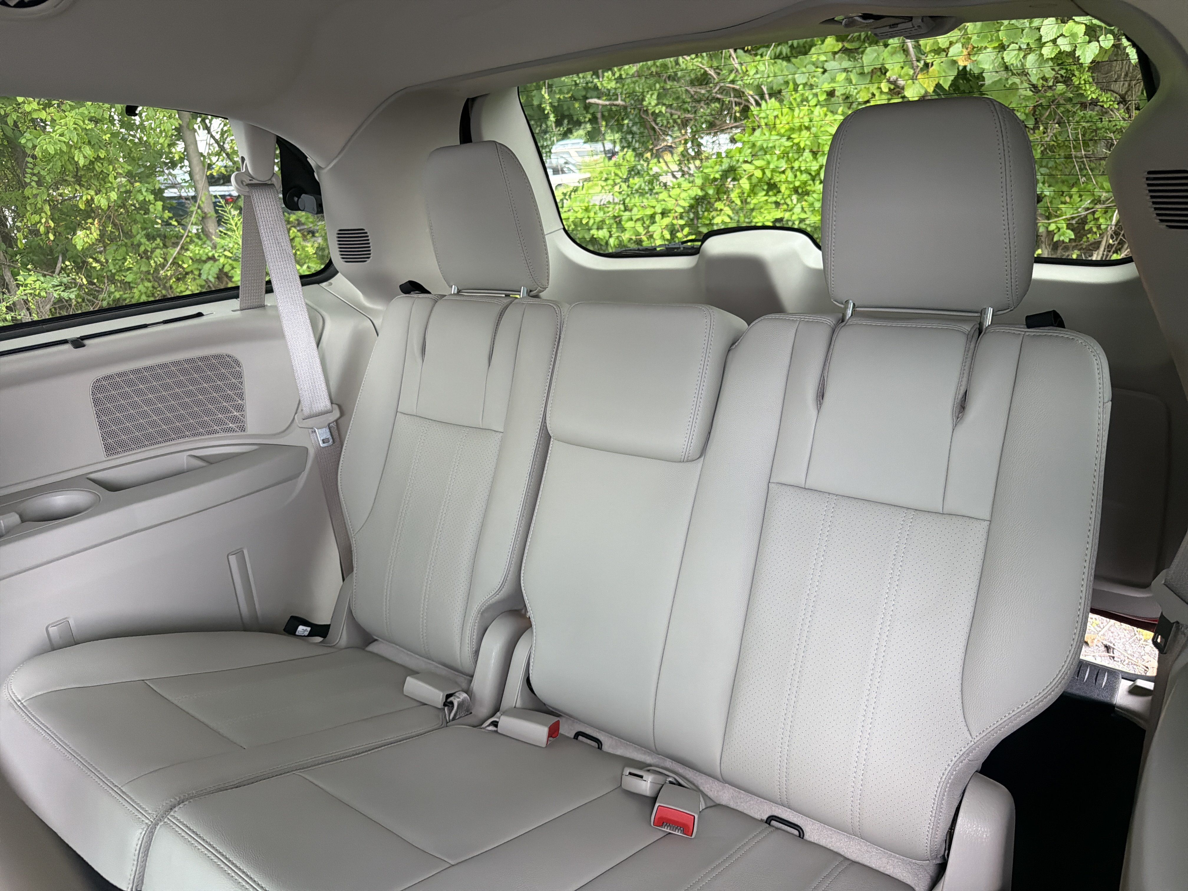 Used 2014 Chrysler Town & Country Touring-L w/ Driver Convenience Group FWD image 10