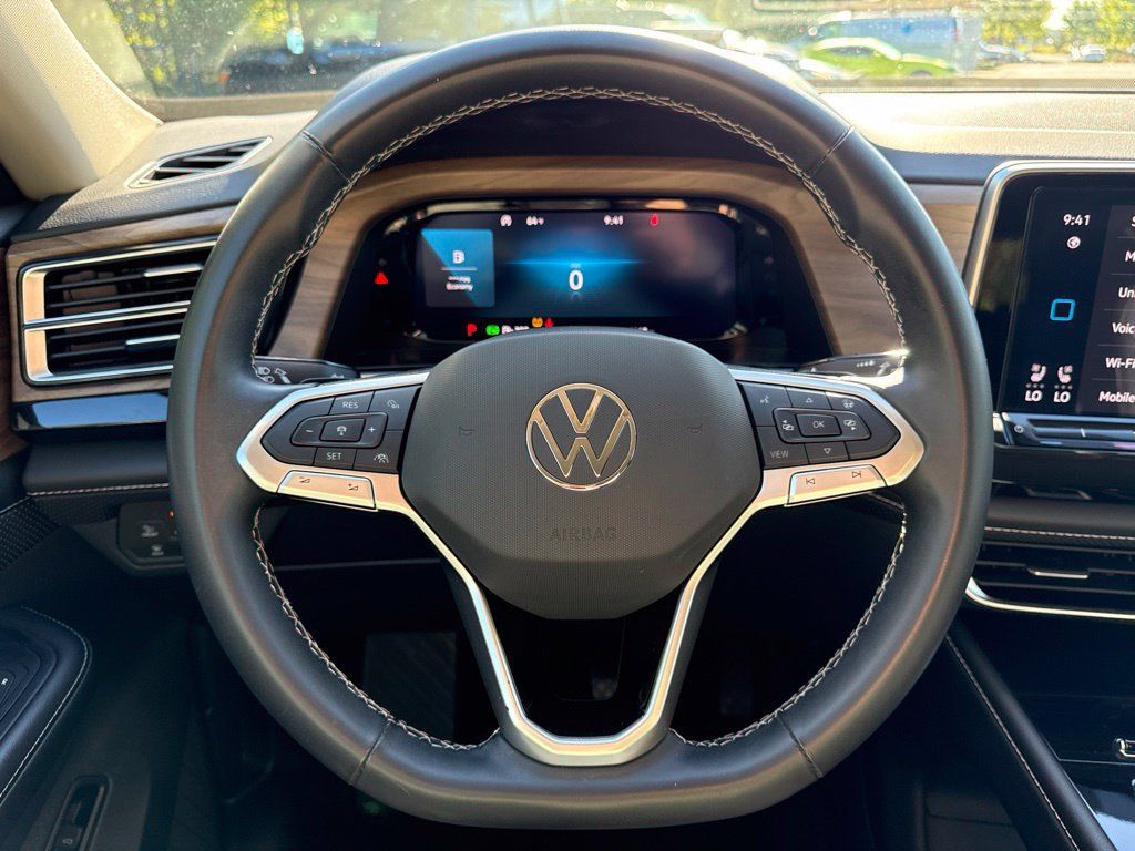 Used 2025 Volkswagen Atlas SE FWD image 23