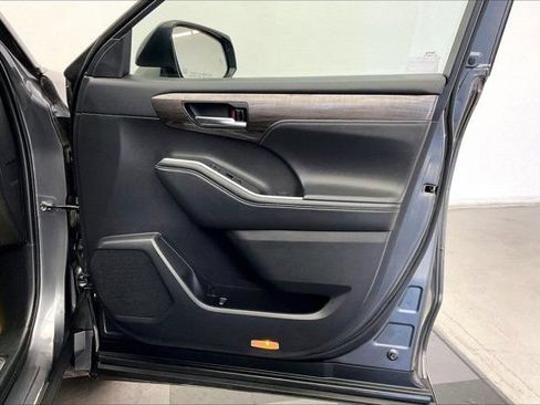 Used 2022 Toyota Highlander Platinum FWD image 27