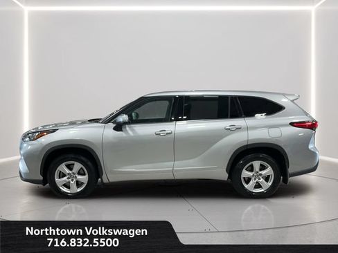 Used 2020 Toyota Highlander LE AWD/4WD image 2