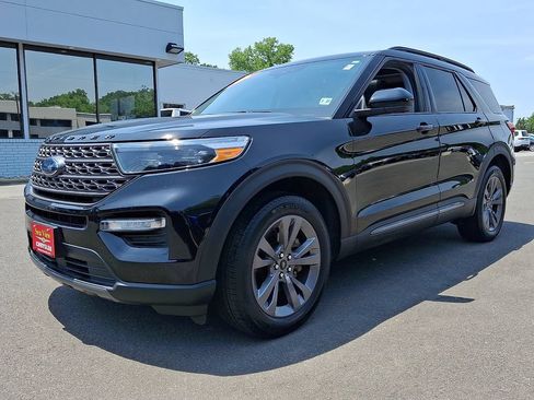 Used 2022 Ford Explorer XLT w/ Equipment Group 202A AWD/4WD image 3