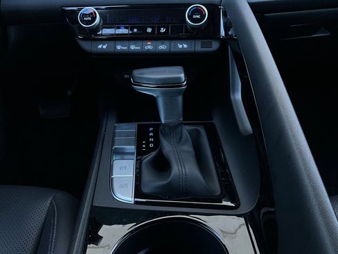 Used 2025 Hyundai Elantra Limited image 26