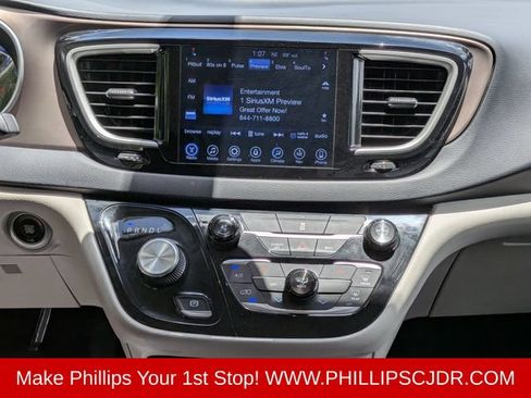 Used 2017 Chrysler Pacifica Touring w/ Tire & Wheel Group FWD image 17