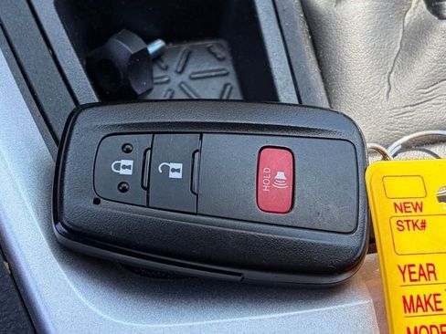 Used 2025 Toyota RAV4 XLE AWD/4WD image 12