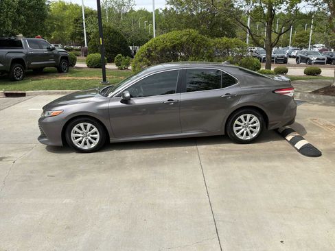 Used 2019 Toyota Camry LE image 6