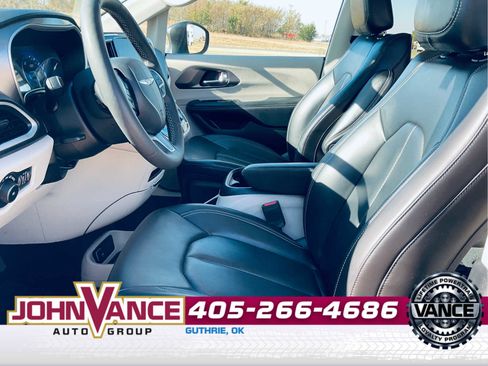 Used 2023 Chrysler Pacifica Touring-L image 17