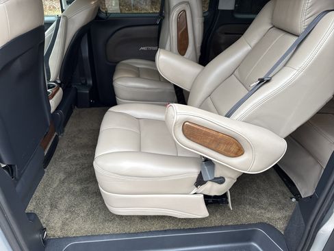 Used 2020 Mercedes-Benz Metris Passenger image 23