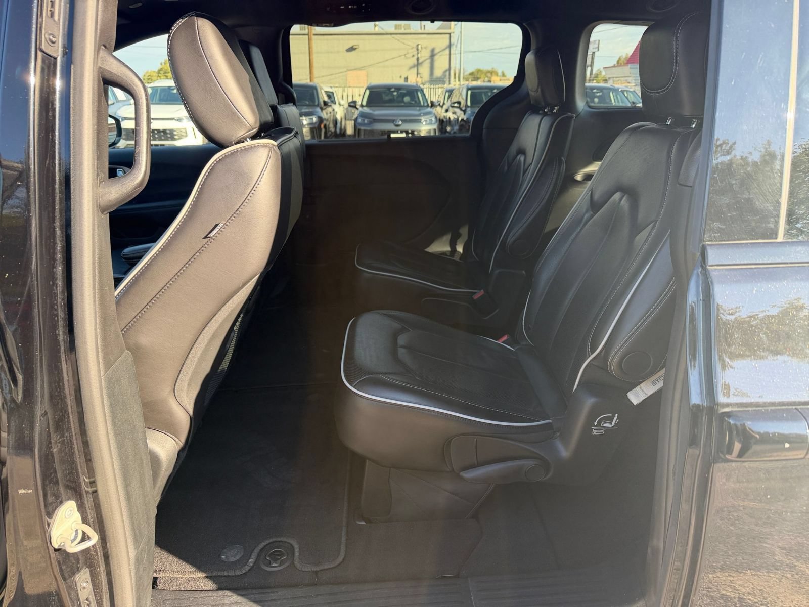 Used 2025 Chrysler Pacifica Limited FWD image 28
