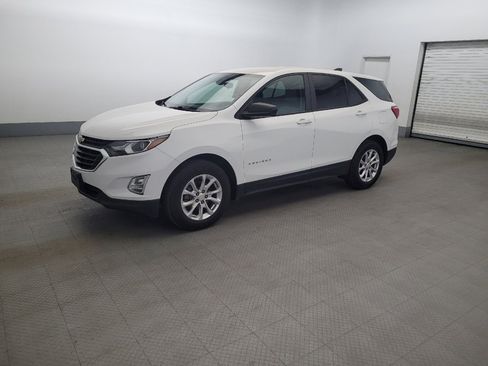 Used 2021 Chevrolet Equinox LS w/ LS Convenience Package AWD/4WD image 2