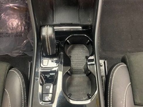 Used 2022 Volvo XC40 T5 R-Design AWD/4WD image 17