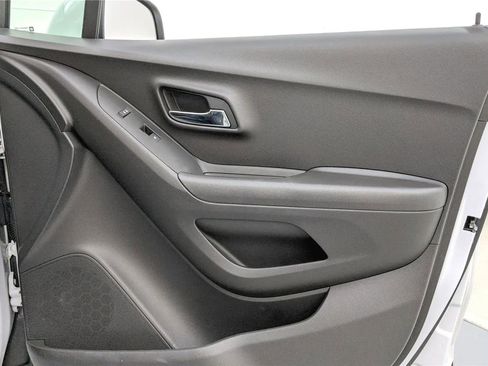 Used 2018 Chevrolet Trax LT w/ LT Convenience Package image 27