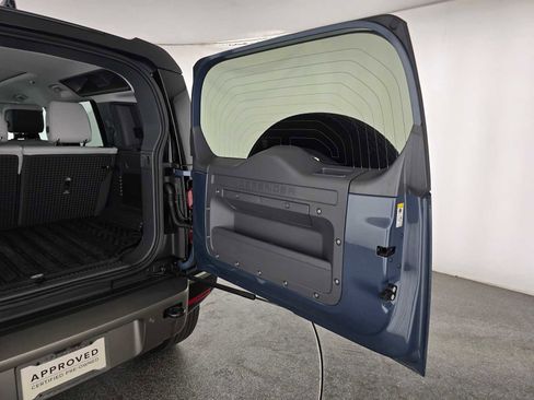 Used 2025 Land Rover Defender 110 X-Dynamic SE image 13