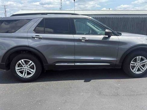 Used 2021 Ford Explorer XLT AWD/4WD image 1
