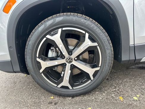New 2025 Volkswagen Tiguan SE image 9