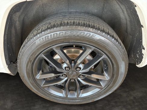 Used 2014 Jeep Grand Cherokee Overland w/ Advanced Technology Group AWD/4WD image 38