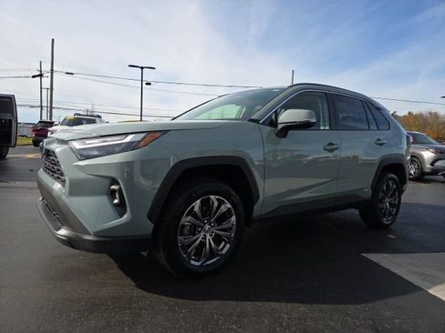 Used 2022 Toyota RAV4 XLE Premium image 3