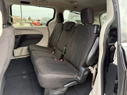 Used 2017 Chrysler Pacifica Touring Plus image 31