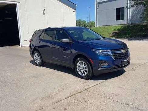 Used 2022 Chevrolet Equinox LS w/ LS Convenience Package AWD/4WD image 2