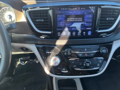 Used 2017 Chrysler Pacifica Touring image 11