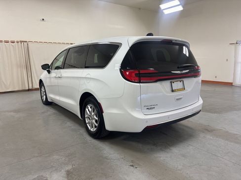 Used 2024 Chrysler Pacifica Touring-L image 6