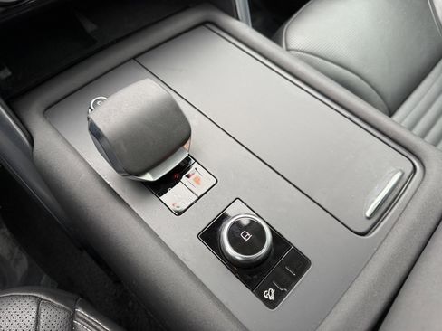 Used 2022 Land Rover Discovery S image 33