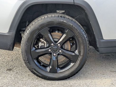 Used 2023 Jeep Grand Cherokee L Laredo image 12