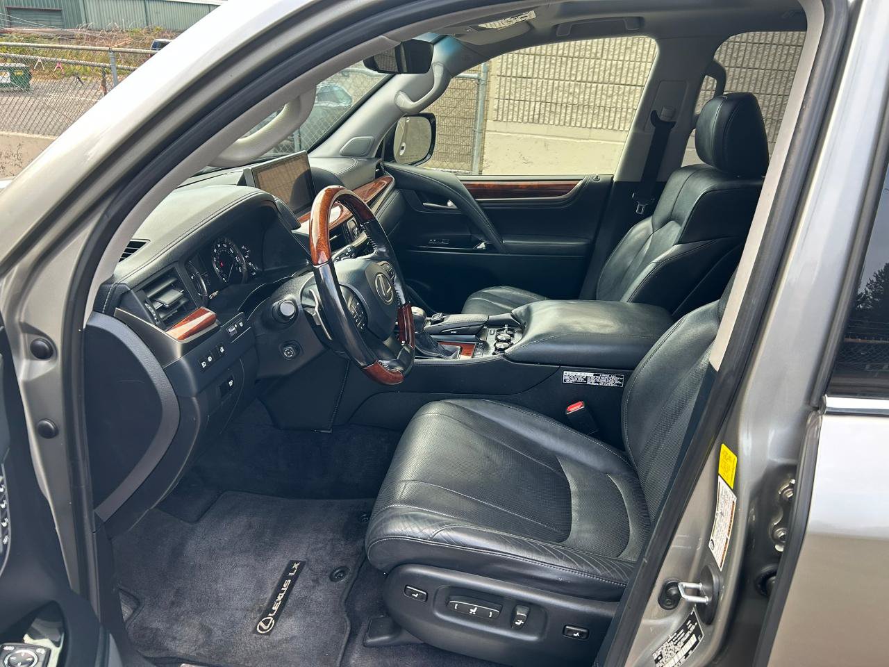 Used 2016 Lexus LX 570 4WD w/ Luxury Package image 10