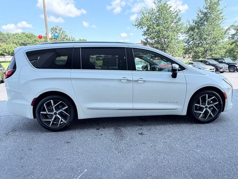 New 2027 Chrysler Pacifica Pinnacle w/ Theater Group FWD image 4