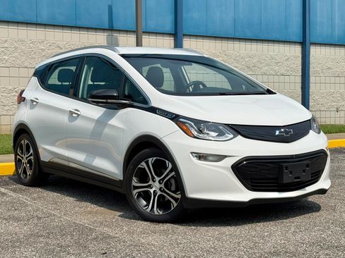 Used 2020 Chevrolet Bolt Premier w/ Infotainment Package FWD image 3