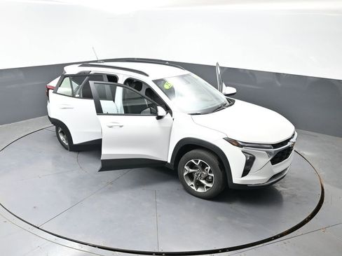Used 2025 Chevrolet Trax LT FWD image 60