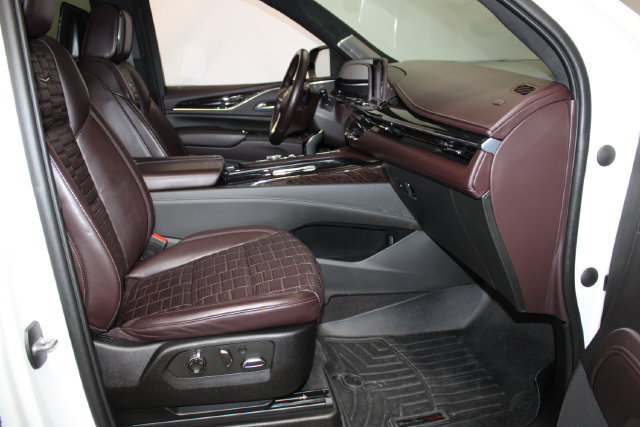 Certified 2022 Cadillac Escalade ESV Premium Luxury Platinum AWD/4WD image 16
