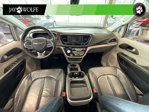 Used 2017 Chrysler Pacifica Touring-L FWD image 8
